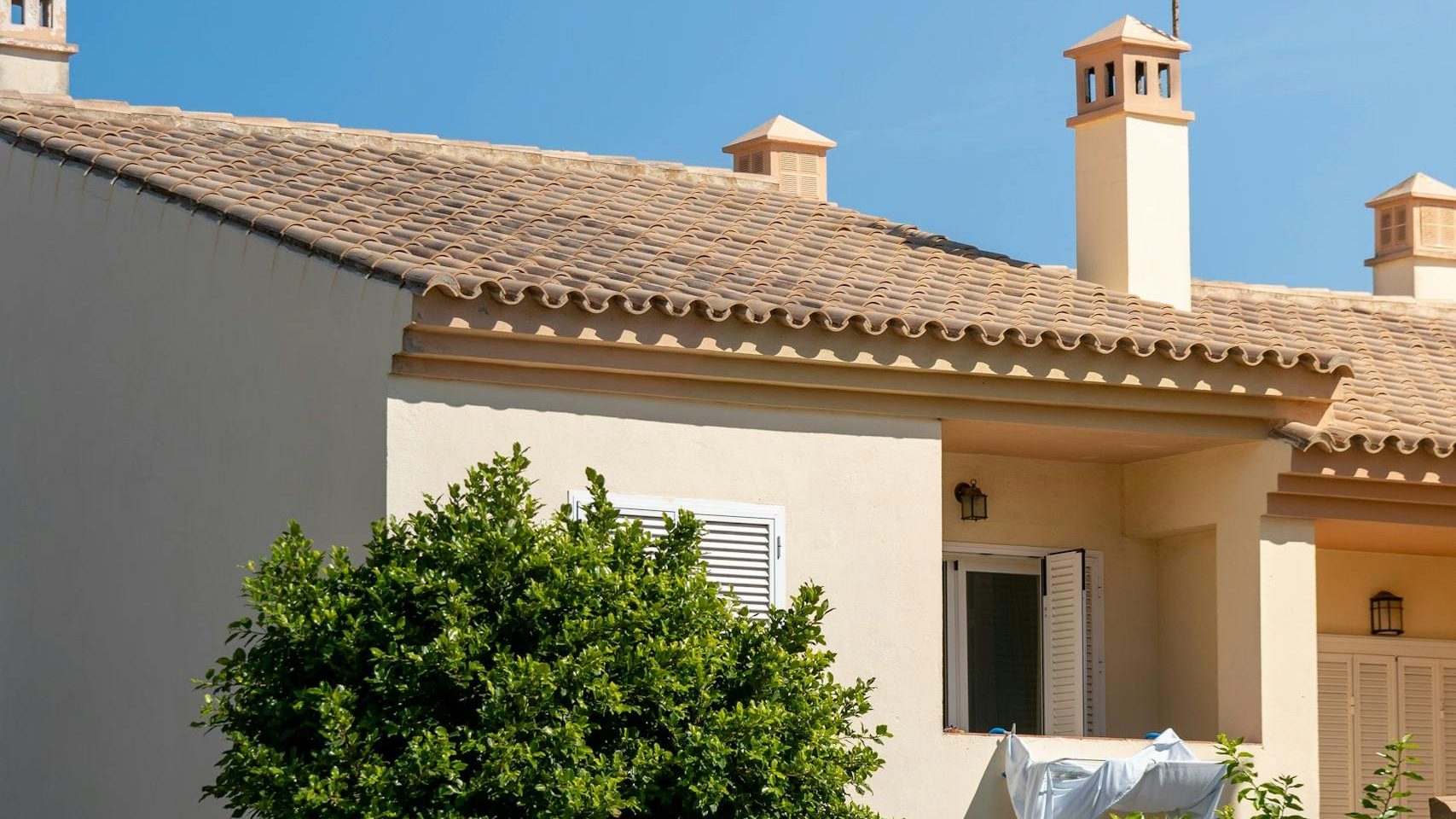 A beautiful Spanish villa featuring traditional Mediterranean architecture and lush greenery.
